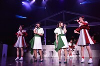 「イッショウトモダチ」を歌う安本彩花、Megu、Nao☆、小林歌穂。