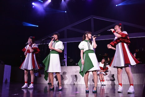 「イッショウトモダチ」を歌う安本彩花、Megu、Nao☆、小林歌穂。