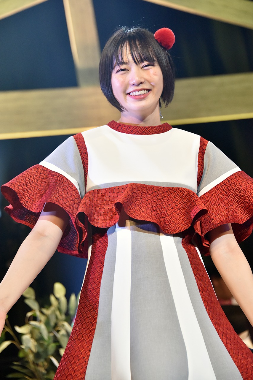 安本彩花