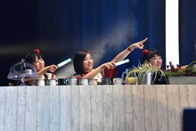 ステージの端からNegiccoのライブを観る中山莉子、小林歌穂、柏木ひなた。