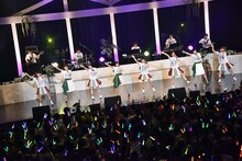 「ベイビィ・エビネギ・ポップ！」を歌う私立恵比寿中学とNegicco。