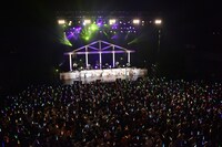 「ベイビィ・エビネギ・ポップ！」を歌う私立恵比寿中学とNegicco。