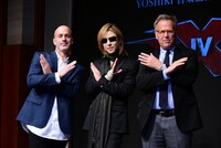 左からD・J・カルーソ、YOSHIKI、マーク・ジョンソン。