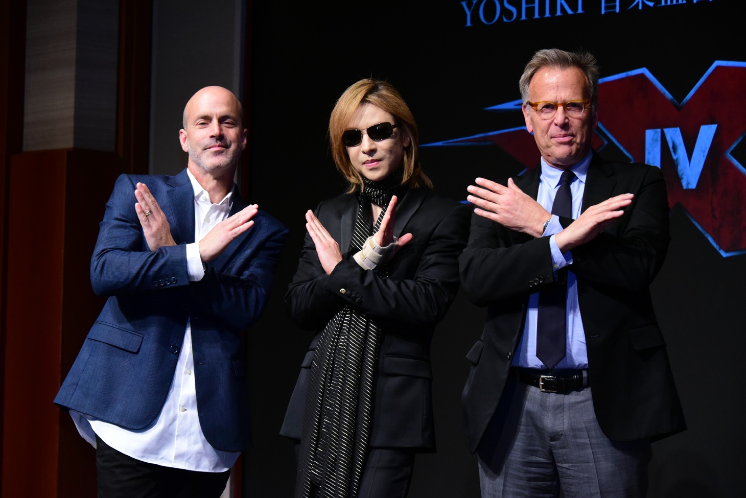 左からD・J・カルーソ監督、YOSHIKI（X JAPAN）、マーク・ジョンソンプロデューサー。