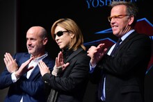 左からD・J・カルーソ監督、YOSHIKI（X JAPAN）、マーク・ジョンソンプロデューサー。