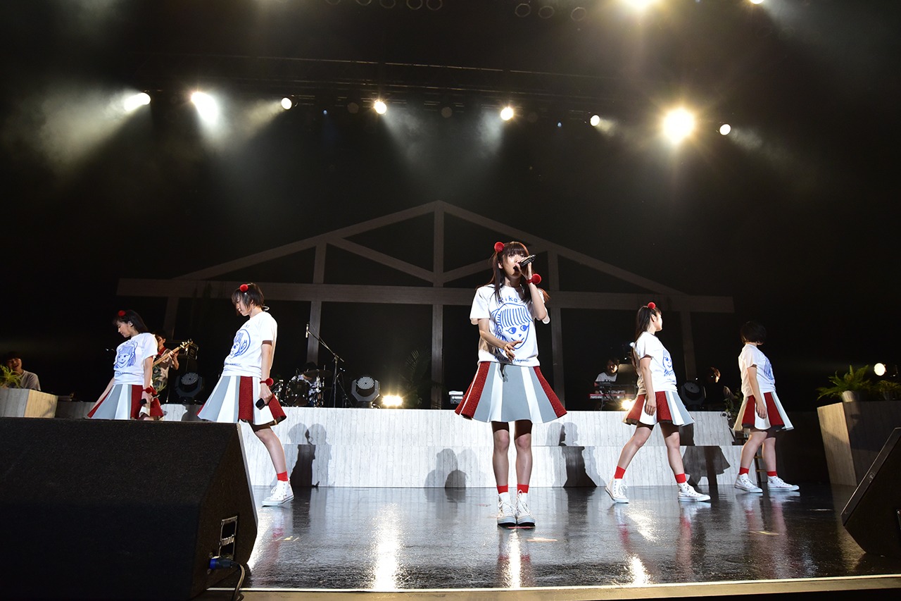 「ねぇバーディア」を歌う私立恵比寿中学。