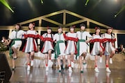 「圧倒的なスタイル」で肩を組んで踊る私立恵比寿中学とNegicco。