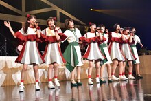 「永遠に中学生」で肩を組む私立恵比寿中学とNegicco。