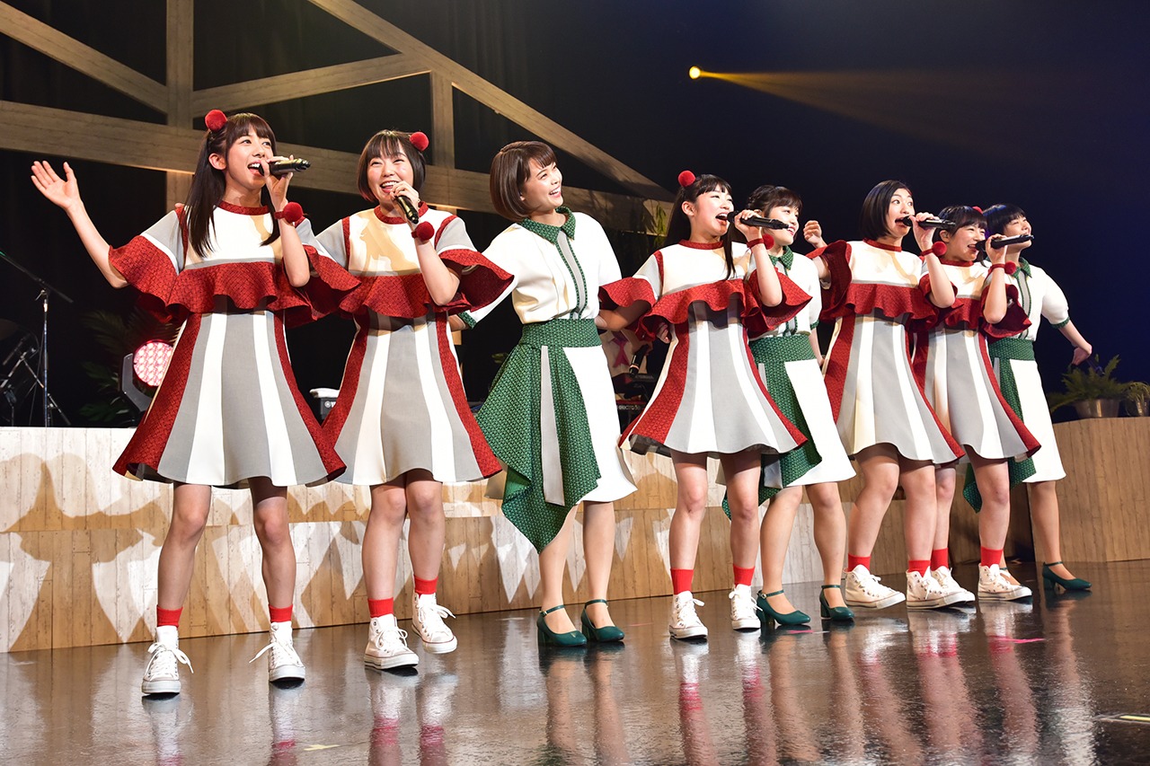 「永遠に中学生」で肩を組む私立恵比寿中学とNegicco。