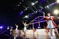 「イッショウトモダチ」を歌う安本彩花、Megu、Nao☆、小林歌穂。