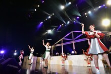 「イッショウトモダチ」を歌う安本彩花、Megu、Nao☆、小林歌穂。