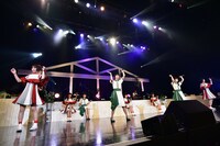 「イッショウトモダチ」を歌う安本彩花、Megu、Nao☆、小林歌穂。