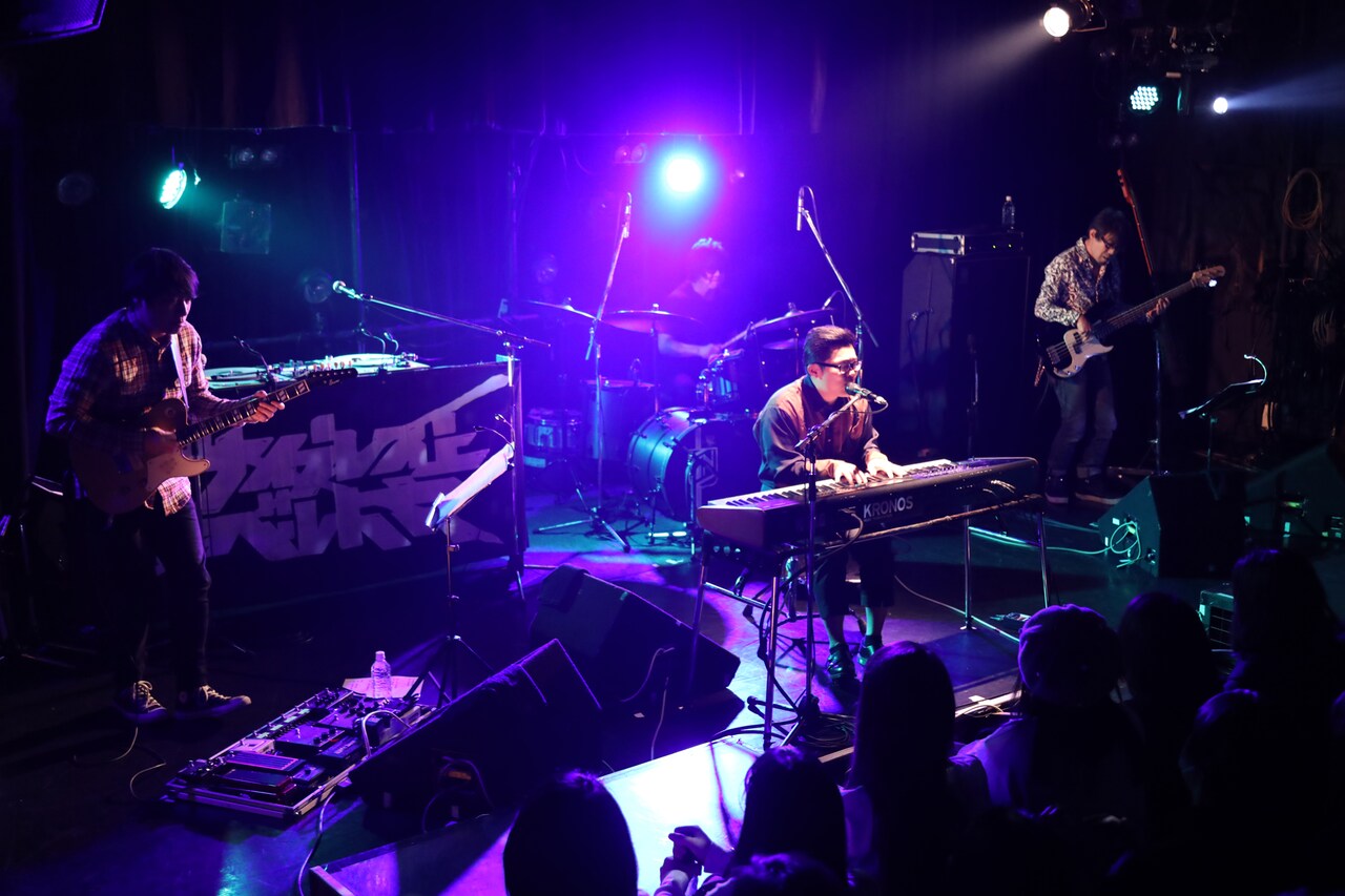 「サ上とロ吉とさかいゆう」の様子。（写真提供：AUGUSTA RECORDS）