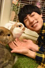 うさぎと遊ぶユースケ（右）。