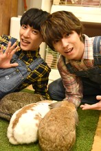 うさぎとふれあうユースケ（左）、タカシ（右）。