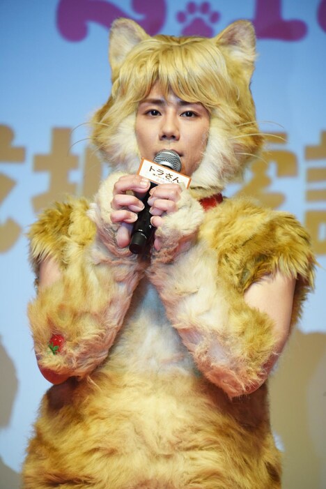 ぎこちない様子でマイクを持つ北山宏光。