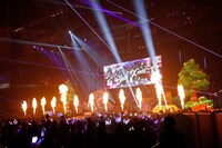 そらるとまふまふが「ブラッククリスマス」を披露している様子。