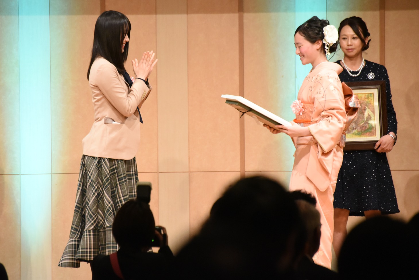 プレゼンターを務める菅井友香（左 / 欅坂46）。