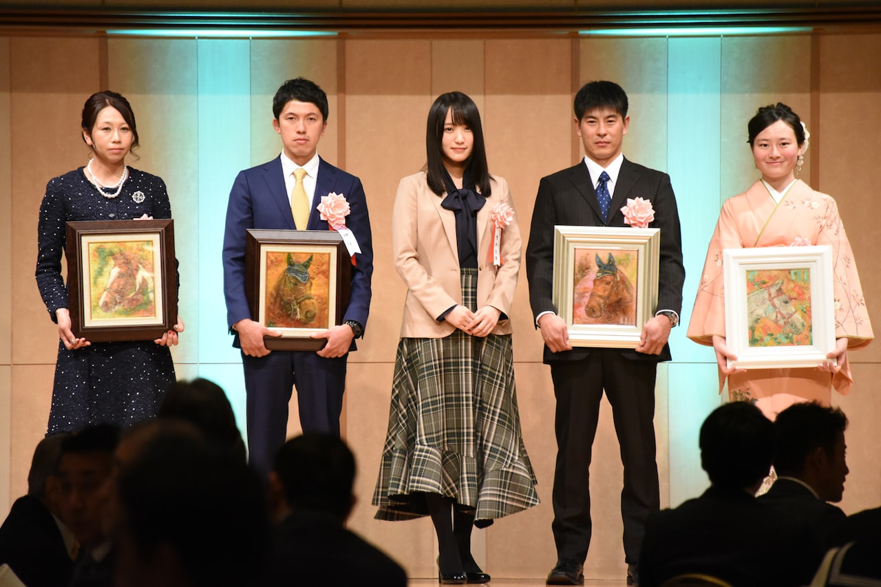 欅坂46菅井友香「日本馬術連盟表彰式」に登場、東京五輪へ向け意気込み新たに