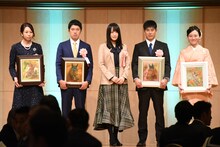「平成30年度 日本馬術連盟 表彰式・祝賀会」に出席した菅井友香（中央 / 欅坂46）。