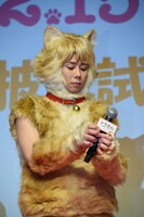 肉球のせいでぎこちなくマイクを持つ北山宏光。