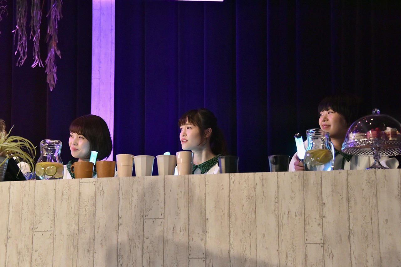 ステージの端から私立恵比寿中学のライブを観るNegicco。
