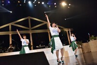 「頑張ってる途中」を歌うNegicco。