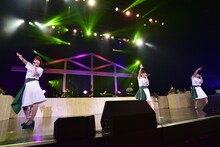 「頑張ってる途中」を歌うNegicco。