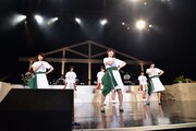 「頑張ってる途中」を歌うNegicco。
