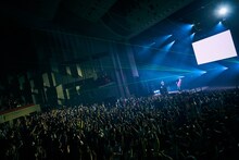 岡崎体育「JINRO presents 岡崎体育ホールワンマンツアー『エキスパート』」NHKホール公演の様子。