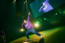 岡崎体育「JINRO presents 岡崎体育ホールワンマンツアー『エキスパート』」NHKホール公演の様子。