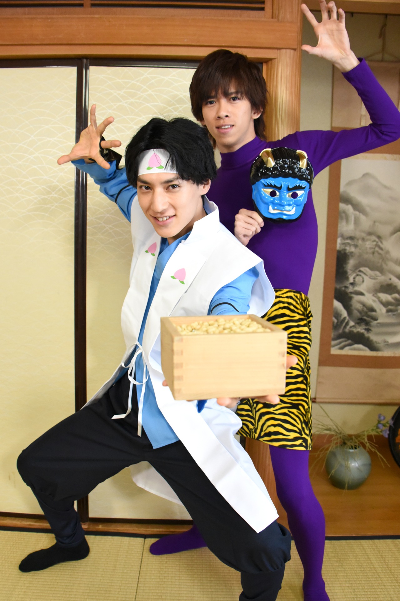 豆まきをするユースケとリョウガ。