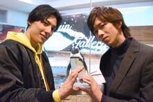 ペンギンと一緒にGポーズを決めるユースケとリョウガ。