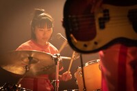 ユナ（Dr, Cho / CHAI）（Photo by Ryota Mori）