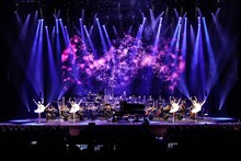 「YOSHIKI CLASSICAL 2018 ～紫に染まった夜～ YOSHIKI with Philharmonic Orchestra」の様子。