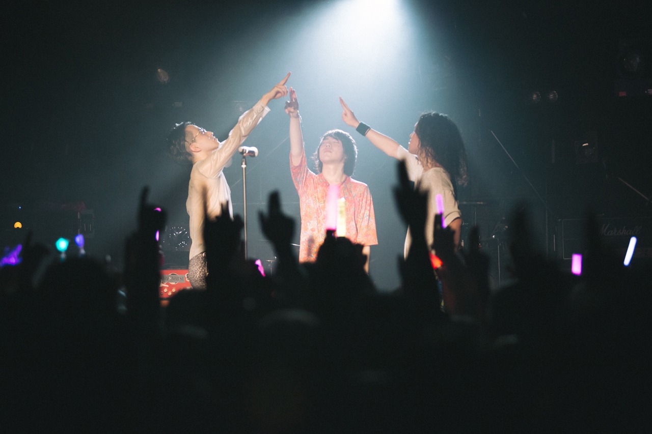 挫・人間「挫・人間 TOUR 2018/19 ～厨二病？いや、チューしよう～」東京・渋谷CLUB QUATTRO公演の様子。（撮影：コムラマイ）