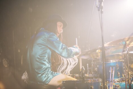 菅大智（サポートドラマー / ゴールデンシルバーズ、電化アベジュリー）（撮影：コムラマイ）