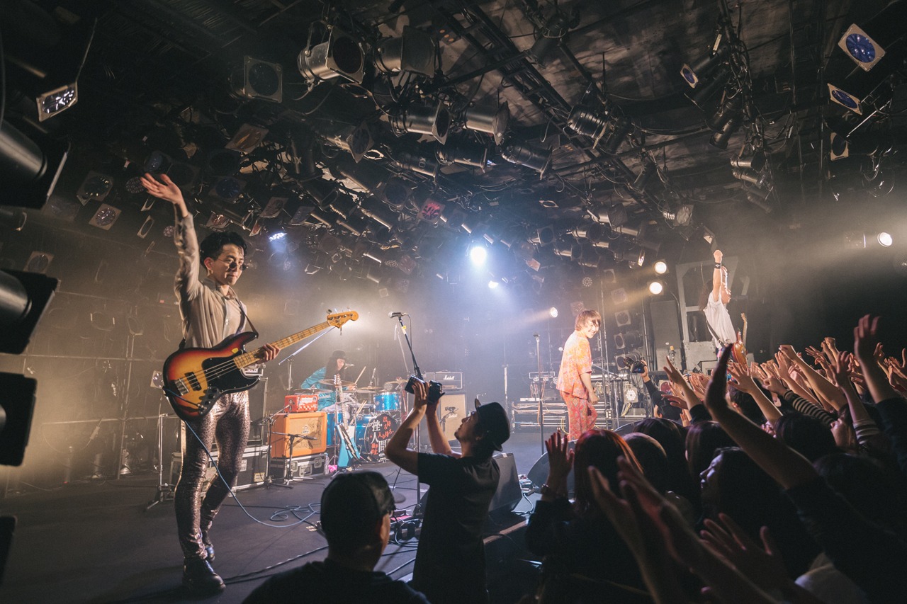 挫・人間「挫・人間 TOUR 2018/19 ～厨二病？いや、チューしよう～」東京・渋谷CLUB QUATTRO公演の様子。（撮影：コムラマイ）