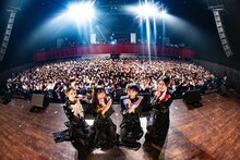 二丁目の魁カミングアウト「JAPAN GAY TOUR」東京・ステラボール公演で撮影された集合写真。（撮影：タマイシンゴ）