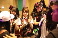 ハイタッチ会の様子。 (c)AKS