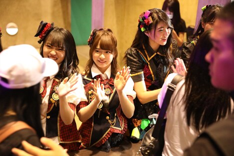 ハイタッチ会の様子。 (c)AKS