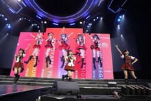 AKB48のミニステージの様子。 (c)AKS