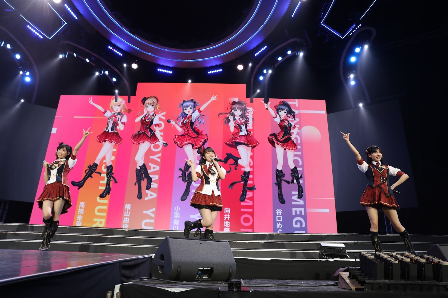 AKB48のミニステージの様子。 (c)AKS