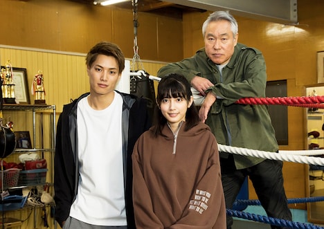 左から鈴木伸之、松田るか、モロ師岡。