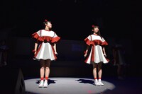 2011年のナンバー「もっと走れっ!!」のイントロで「せーのせーで1! 2! 3!」の号令をかけ、エビ中ファミリーをざわつかせた柏木ひなた（左）と真山りか（右）。