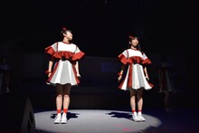 2011年のナンバー「もっと走れっ!!」のイントロで「せーのせーで1! 2! 3!」の号令をかけ、エビ中ファミリーをざわつかせた柏木ひなた（左）と真山りか（右）。