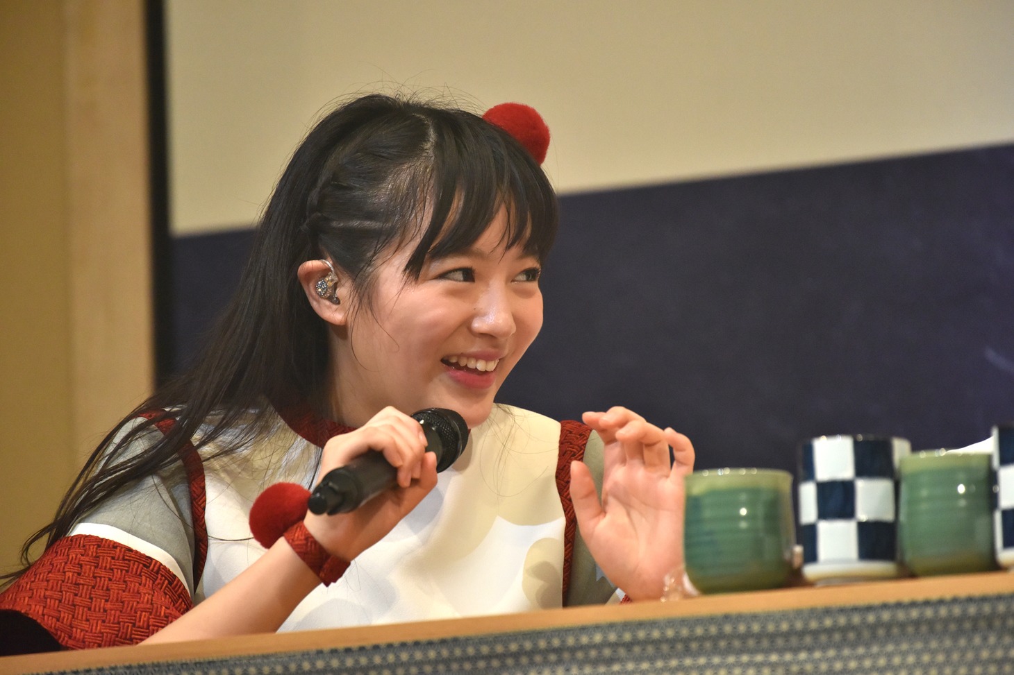 こたつでくつろぐ中山莉子。