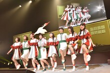 ラインダンスするNegiccoと私立恵比寿中学。