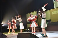 コラボ曲「ベイビィ・エビネギ・ポップ！ 」を歌うエビネギ。