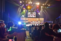 肩を組んで踊る観客とエビネギ。